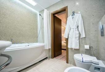 Hotel Palladium has rooms with a private hot tub