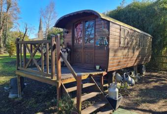 Roulotte d Aquitaine allows 18 year olds to book a room