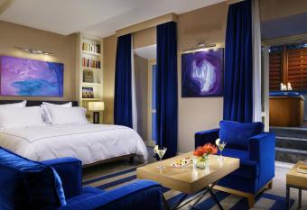 The First Arte - Preferred Hotels & Resorts has rooms with a private hot tub