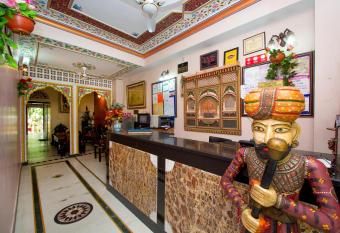 Hotel Moon Light Palace allows 18 year olds to book a room