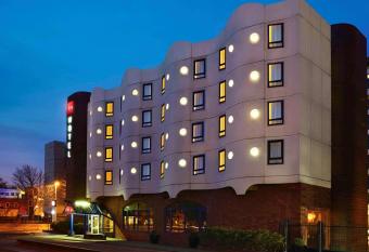 ibis Portsmouth allows 18 year olds to book a room