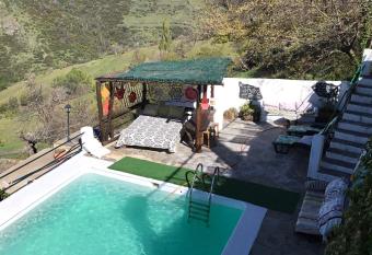 Cortijo en Bubion  allows 18 year olds to book a room