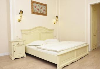 Hotel Menshikov allows 18 year olds to book a room