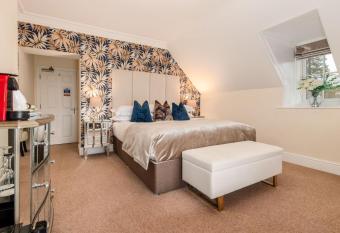 Wheatlands Lodge Guesthouse (Adults Only) allows 18 year olds to book a room