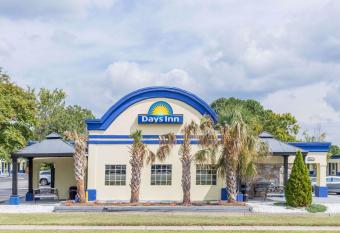 Days Inn by Wyndham Virginia Beach Town Center has Smoking rooms