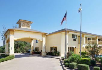 Hotel Blue Fairfield Tx has Smoking rooms