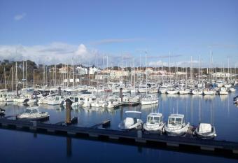 Grain de Sable et son Jacuzzi allows 18 year olds to book a room