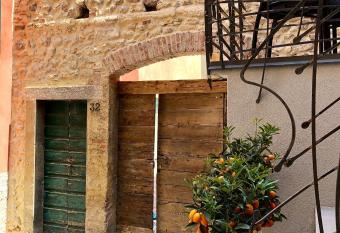 Benaco36 has Balcony rooms