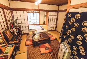 Yokohama HY House has rooms with a private hot tub
