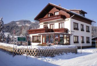 Pension Leyrer allows 18 year olds to book a room