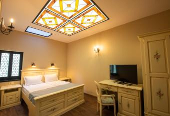 HOTEL BOUTIQUE CASA CHITIC -HOTEL AND RESTAURANT Str Johann Gott nr7 has Balcony rooms