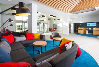 Holiday Inn Express Portsmouth     North, an IHG Hotel allows 18 year olds to book a room