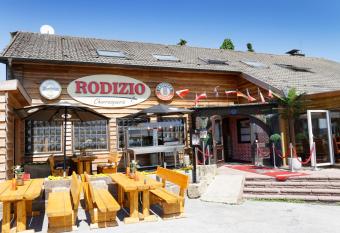 Hotel Restaurant Rodizio Paderborn allows 18 year olds to book a room