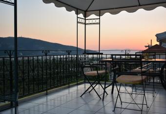 Mpezas Studios has Balcony rooms