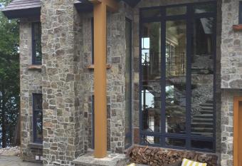 G  te et Atelier de L'Artiste Peintre Paysagiste Canadien Gordon Harrison allows 18 year olds to book a room