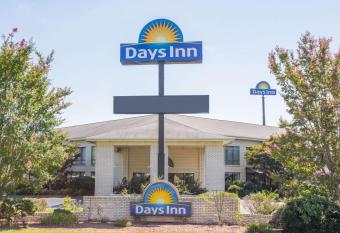 Days Inn by Wyndham Spartanburg Waccamaw has Smoking rooms