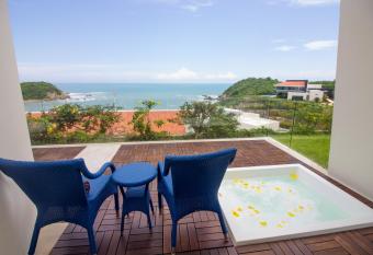 Secrets Huatulco Resort & Spa has rooms with a private hot tub