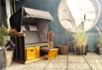 havenBlicke - gro  z  gige Terrasse mit Blick auf die Weser has Balcony rooms