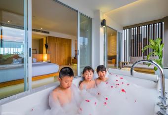G Hua Hin Resort & Mall has rooms with a private hot tub