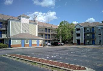 Studio 6 Fayetteville Nc Fort Bragg Area allows 18 year olds to book a room