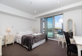 Beautiful Central Home with Balcony Auckland City has Balcony rooms