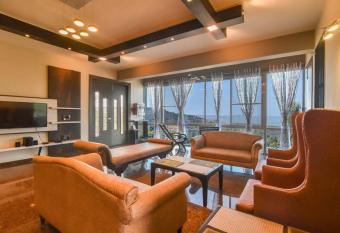 Meraki Villa allows 18 year olds to book a room