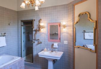 Henderson Castle Inn has rooms with a private hot tub