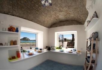 Domus Fortunae B&B allows 18 year olds to book a room