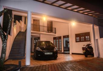 Richmond Hillside has Balcony rooms