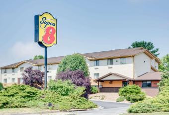 Super 8 by Wyndham Hagerstown I-70 has Smoking rooms