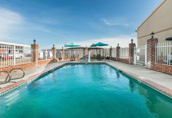 Howard Johnson by Wyndham Scott Lafayette has Smoking rooms