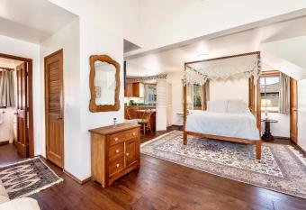 Bath Street Inn has Balcony rooms