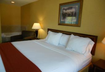 Holiday Inn Express and Suites Hazard, an IHG Hotel has rooms with a private hot tub