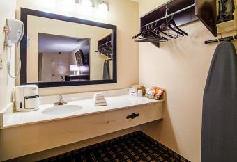 Red Roof Inn & Suites Greenwood, SC has rooms with a private hot tub