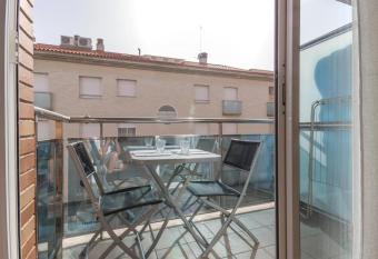 BEACH & DREAMS CALAFELL allows 18 year olds to book a room
