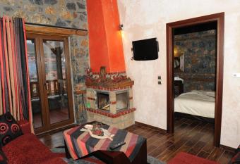 Petrogonima has rooms with a private hot tub