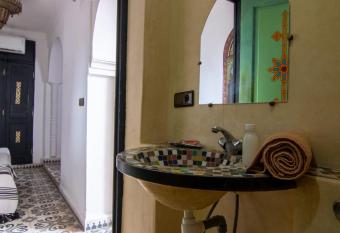 Riad Orange Cannelle Marrakech has rooms with a private hot tub