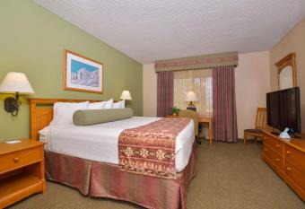 Best Western Plus King's Inn & Suites has rooms with a private hot tub