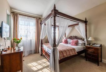 The White Hart Hotel allows 18 year olds to book a room