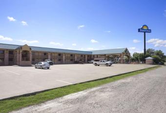 Days Inn by Wyndham Conway has rooms with a private hot tub