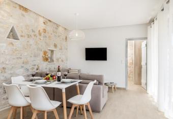 The Stone House Naxos has rooms with a private hot tub