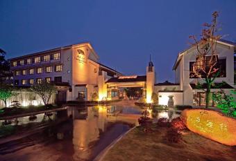 Garden Hotel Suzhou allows 18 year olds to book a room