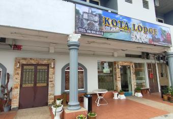 Kota Lodge has Balcony rooms