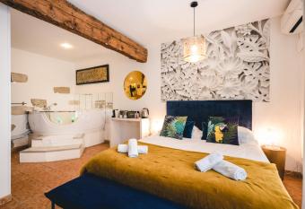 Les Pr  cieuses Suites & Spa I allows 18 year olds to book a room