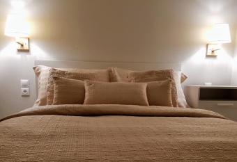 Luxurious Country Cottage has Balcony rooms