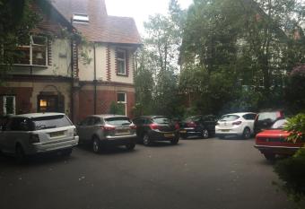 Oakfield Lodge Guest House Stockport allows 18 year olds to book a room