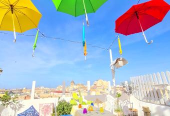 Due Passi Dal Centro has Balcony rooms