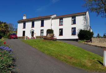 Redhill House BRS Airport allows 18 year olds to book a room