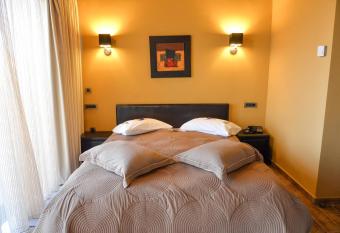 Vathyskia Guesthouse has rooms with a private hot tub