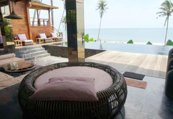 4 bedrooms villa with sea view private pool and furnished garden at Kabupaten de Tabanan has Balcony rooms